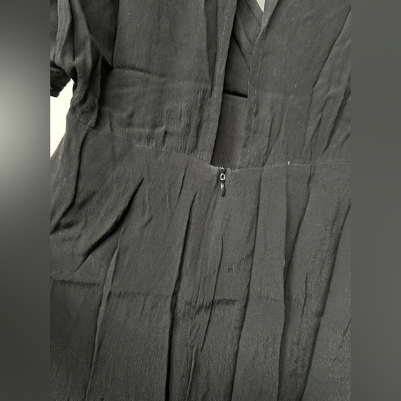 Tobi V-neck Open-back Romper - Picture 4 of 5